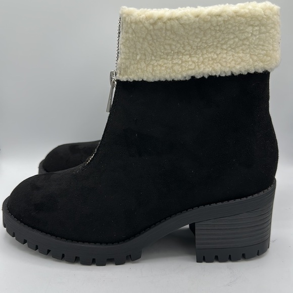 Bella Vita black Cable super suede and fleece lug sole boots, size 5M - Picture 3 of 7